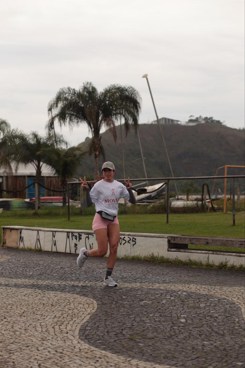 Participante fazendo sinal de vitória durante o primeiro MOVAÊ Run