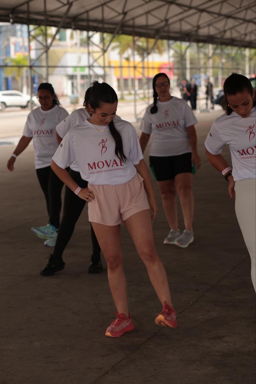 Participantes acompanhando uma atividade de movimento no primeiro MOVAÊ Run