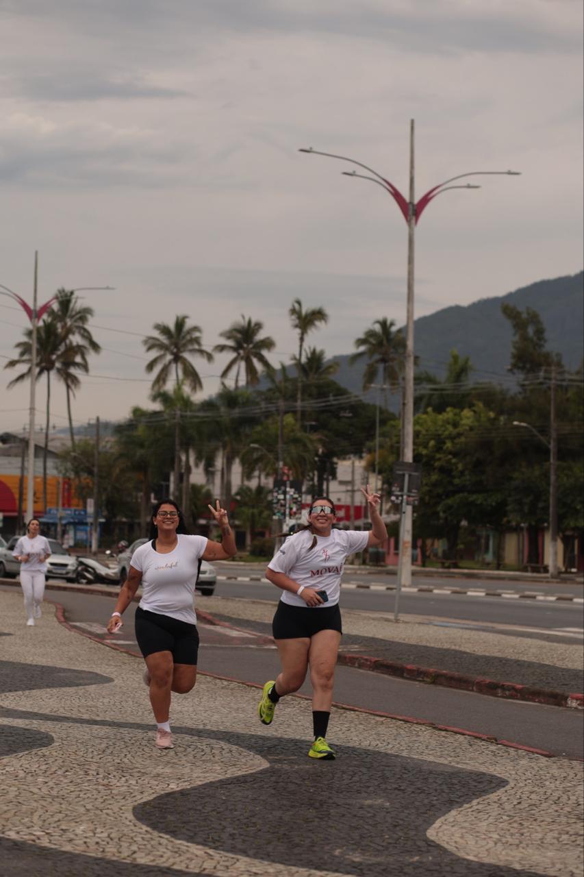 Duas mulheres sorrindo e correndo juntas no primeiro MOVAÊ Run