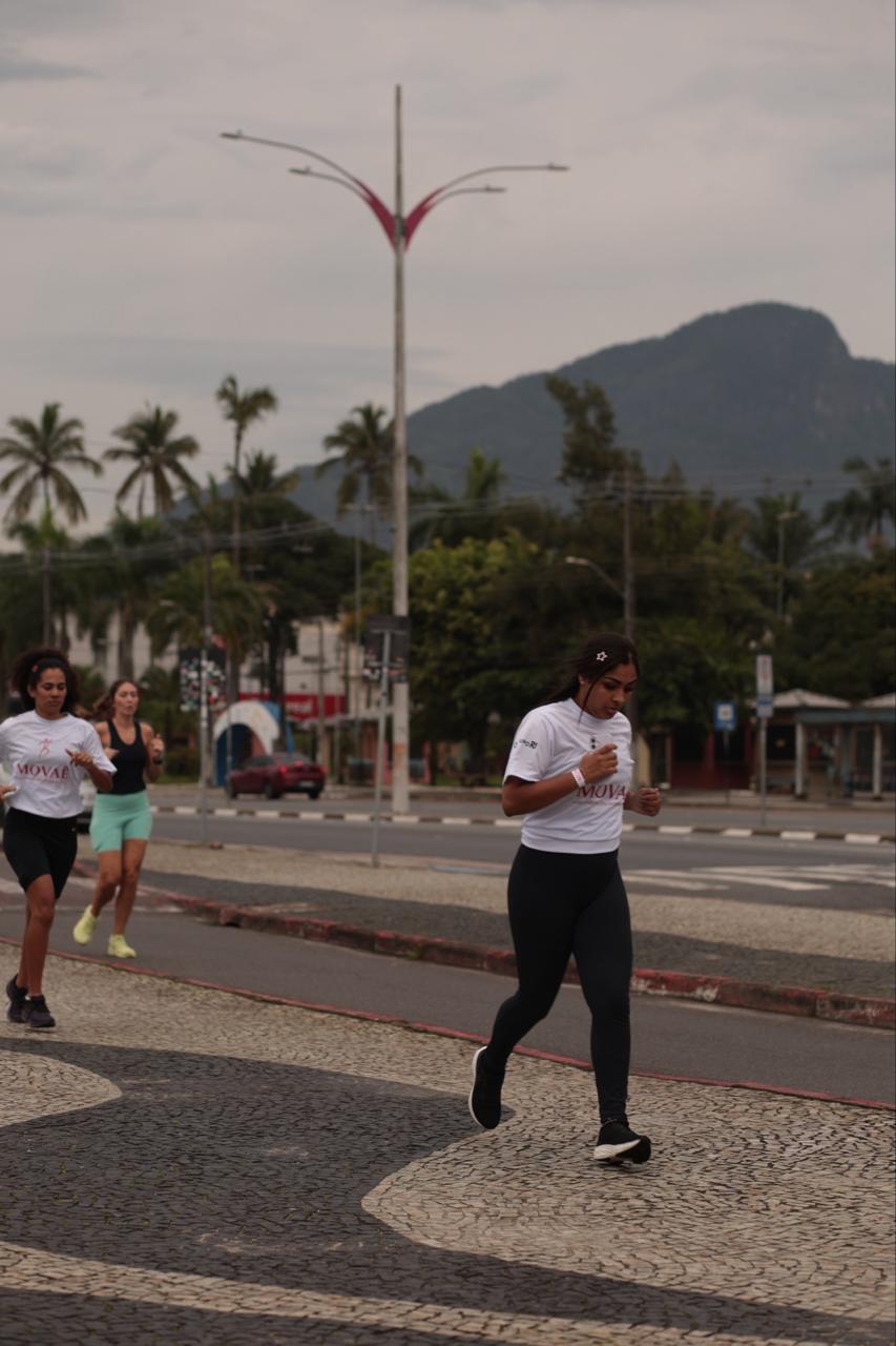 Participantes correndo pelo calçadão durante o primeiro MOVAÊ Run
