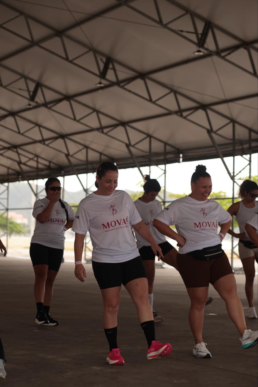 Mulheres participando juntas de uma atividade do primeiro MOVAÊ Run