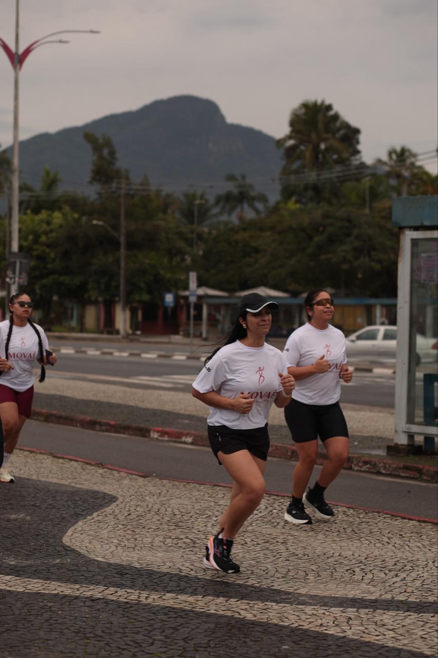Mulheres correndo juntas durante o primeiro MOVAÊ Run