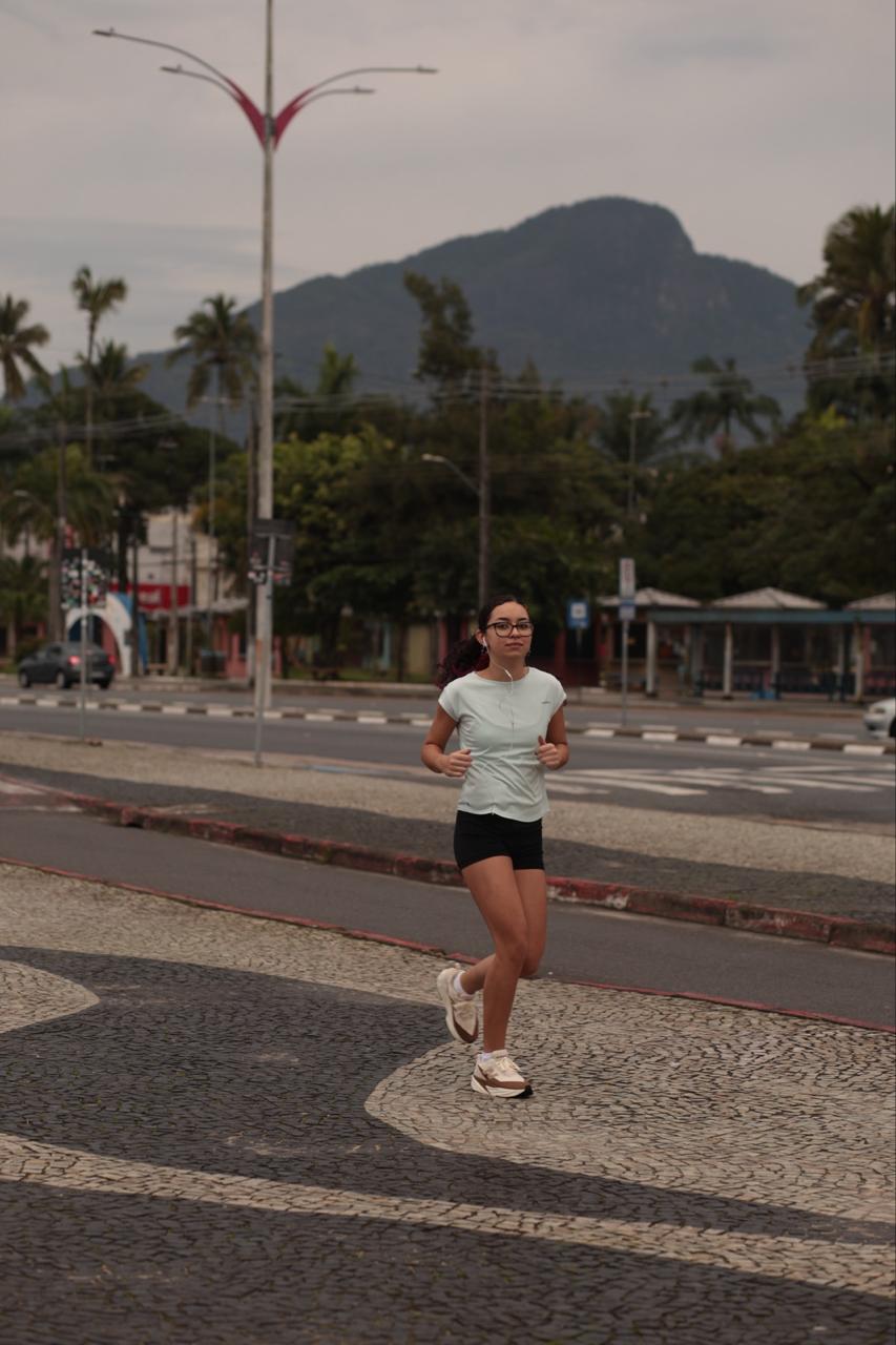 Participante correndo pelo calçadão no primeiro MOVAÊ Run