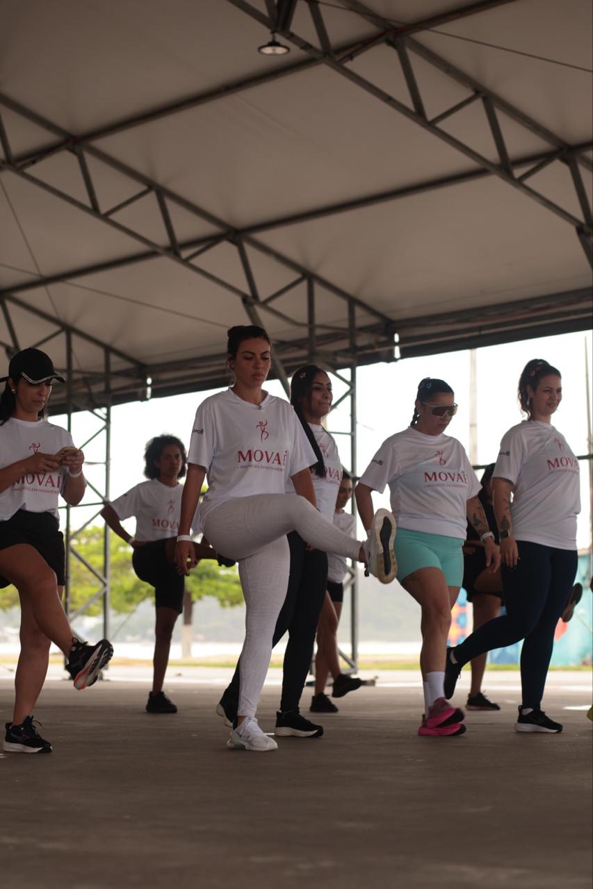 Mulheres realizando exercícios de aquecimento no primeiro MOVAÊ Run