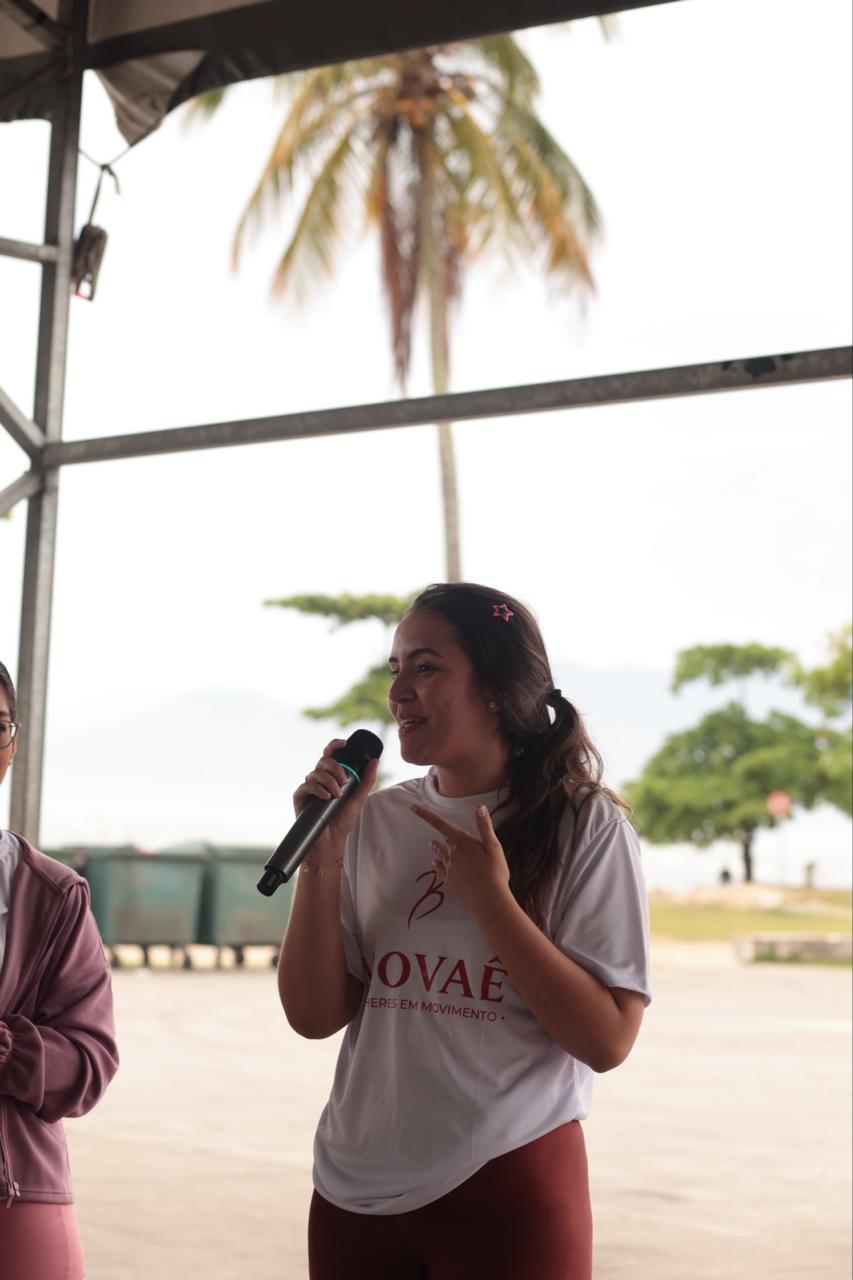 Participante falando ao público durante o primeiro MOVAÊ Run