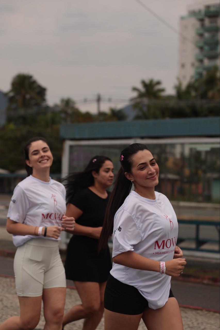 Mulheres sorrindo enquanto correm juntas no primeiro MOVAÊ Run