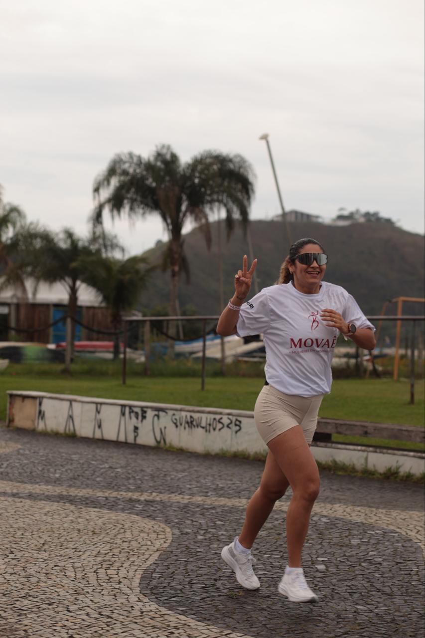 Participante sorrindo e celebrando durante a corrida do primeiro MOVAÊ Run