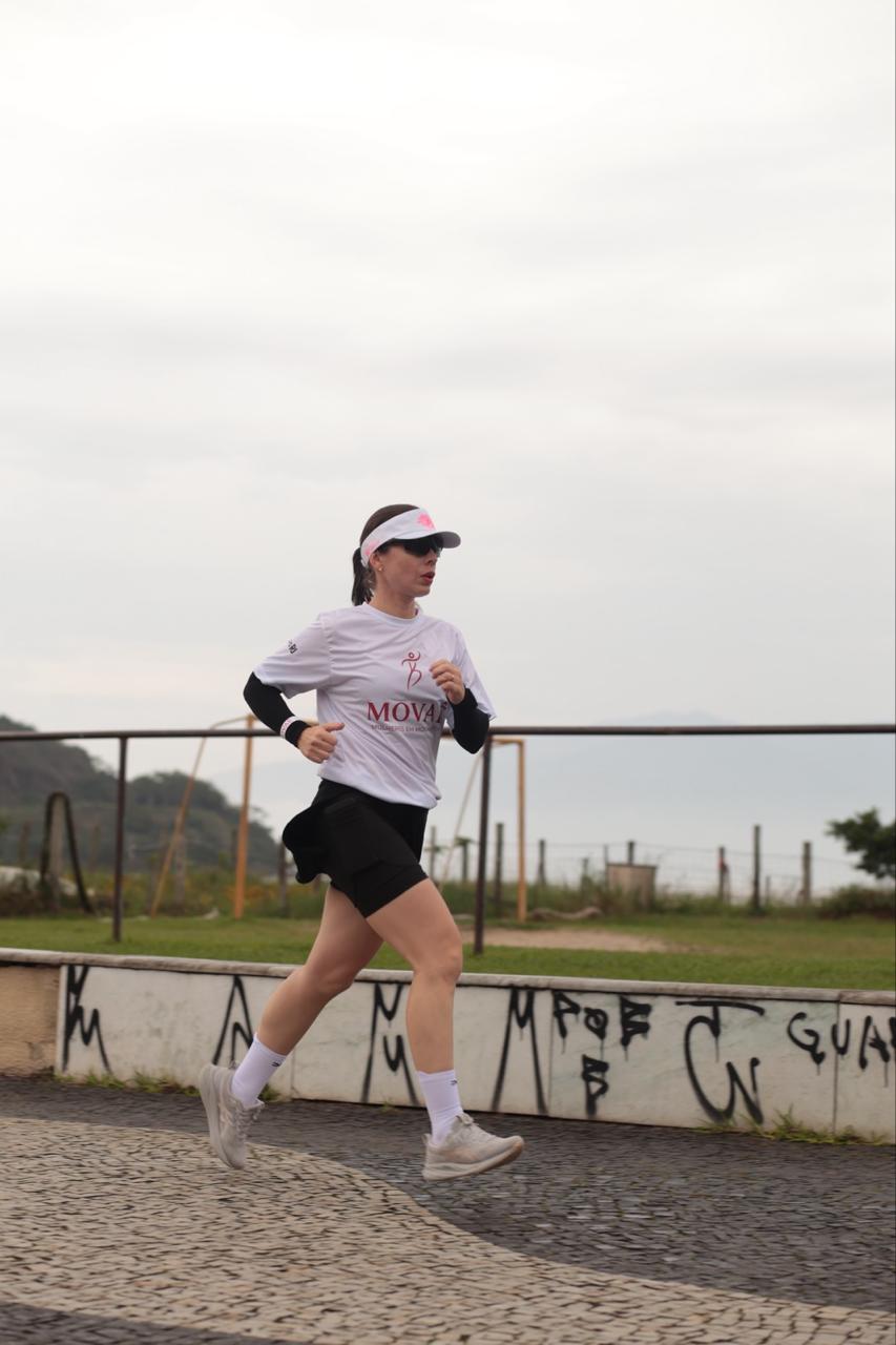 Participante correndo com a camiseta MOVAÊ no primeiro MOVAÊ Run