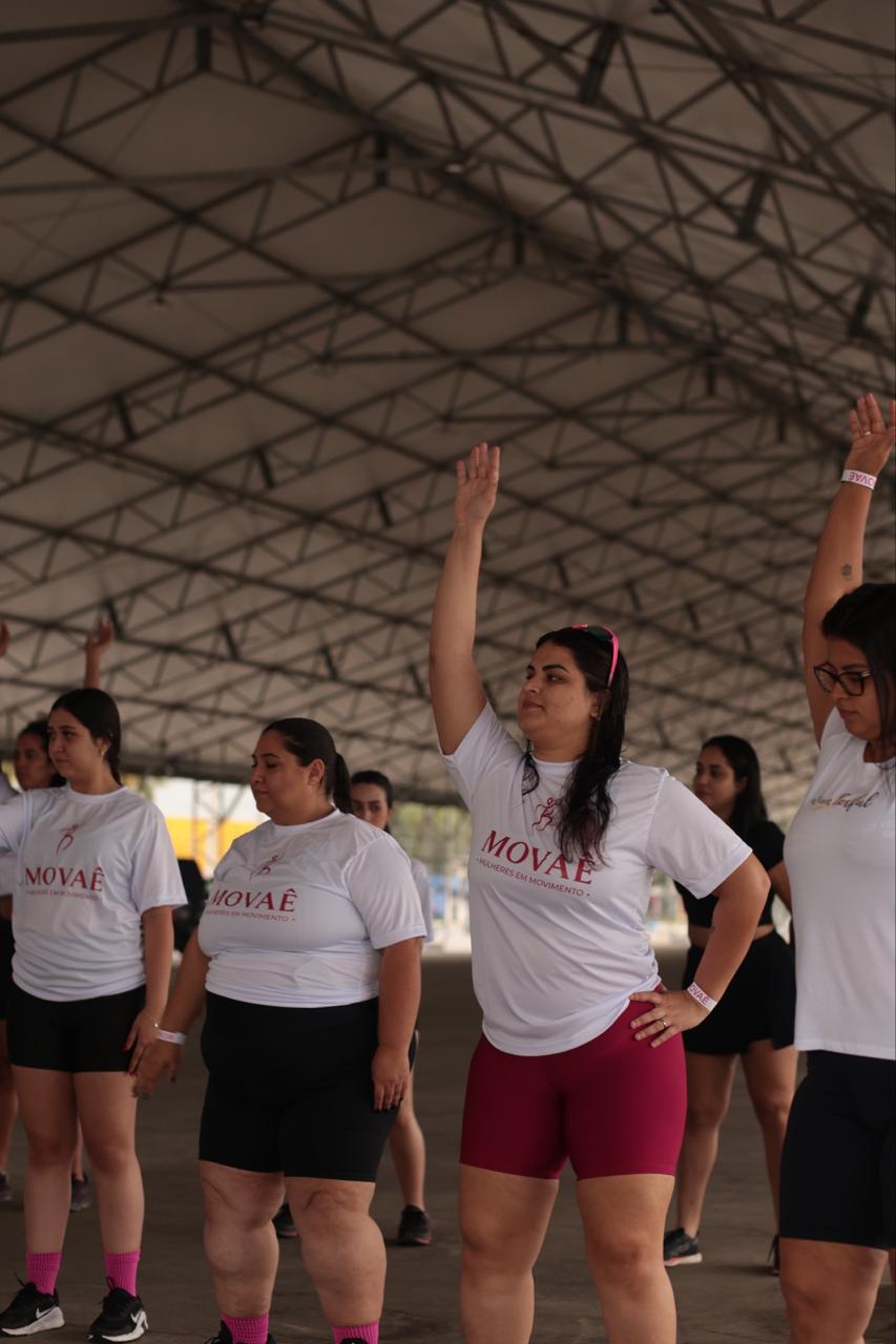 Participantes acompanhando o aquecimento do primeiro MOVAÊ Run
