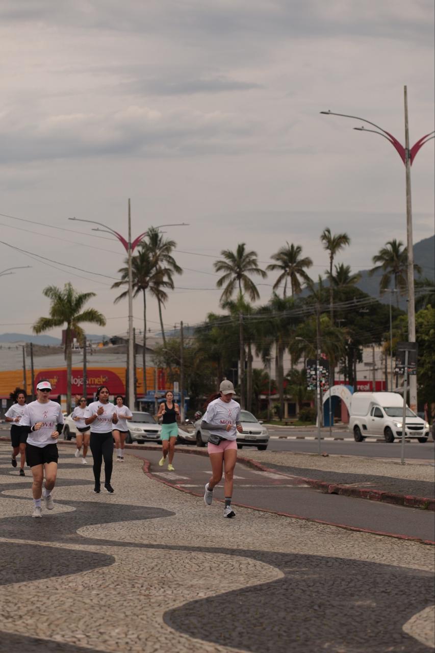 Mulheres correndo juntas à beira-mar no primeiro MOVAÊ Run