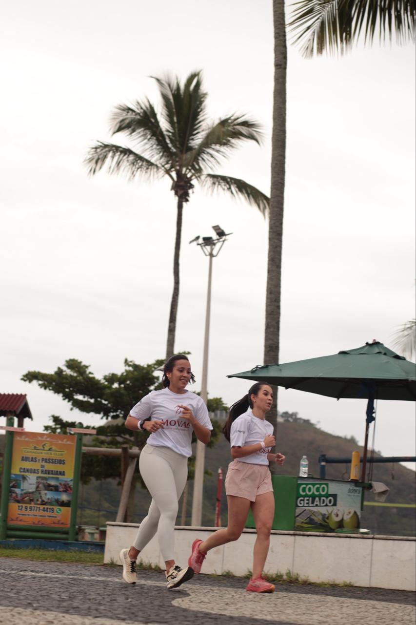Duas mulheres correndo juntas durante o primeiro MOVAÊ Run