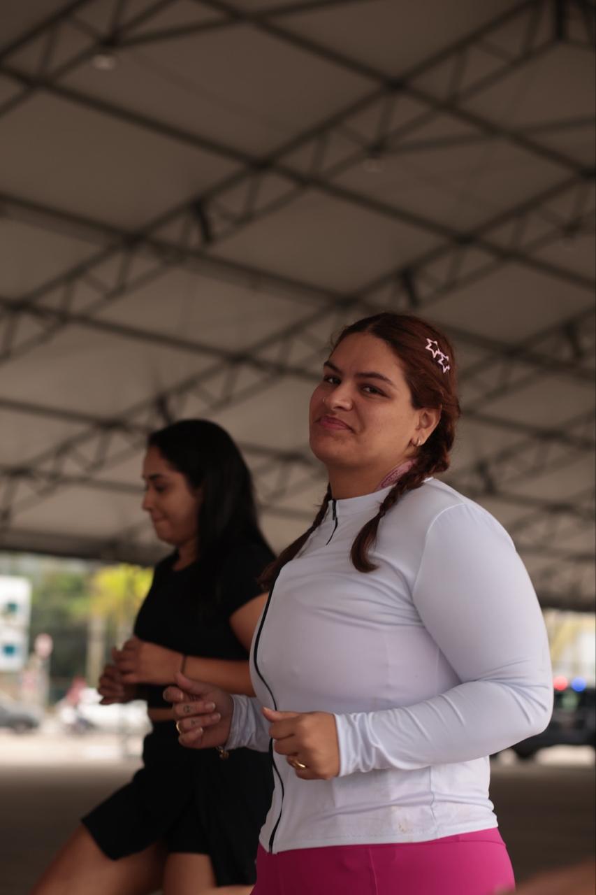 Participante em movimento durante o aquecimento do primeiro MOVAÊ Run