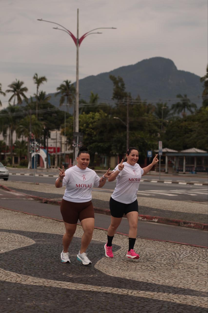 Duas participantes celebrando juntas durante o primeiro MOVAÊ Run