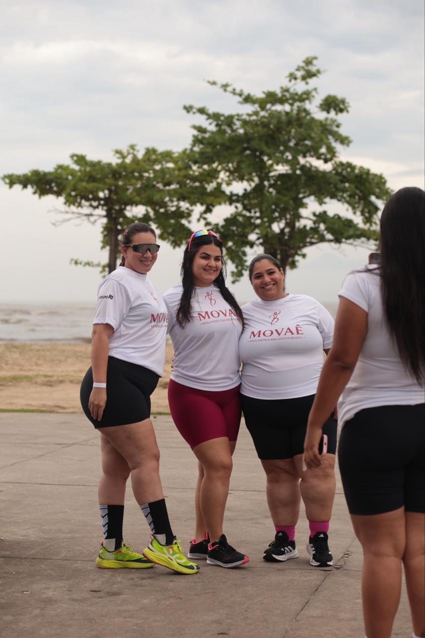 Três participantes reunidas à beira-mar durante o primeiro MOVAÊ Run