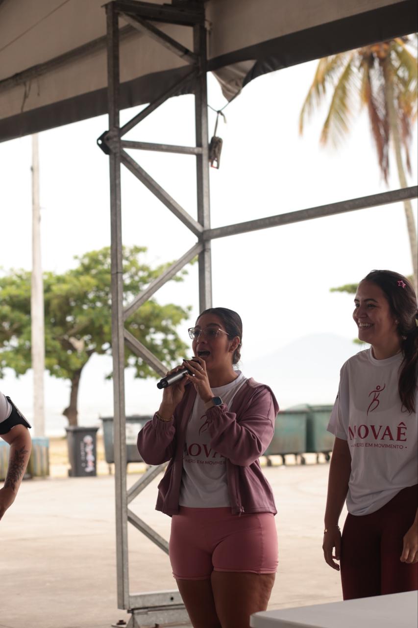 Participante falando ao microfone durante o primeiro MOVAÊ Run