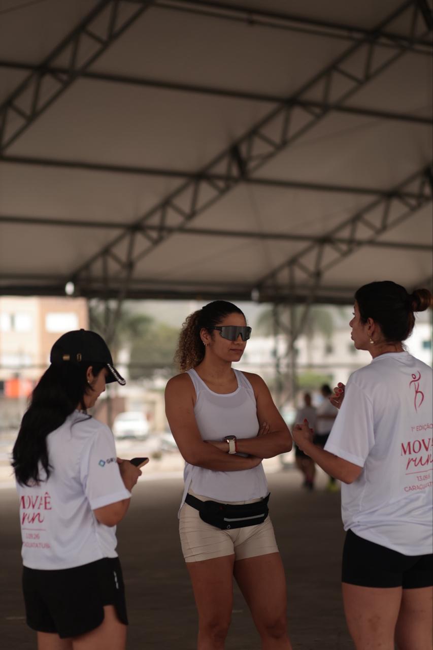 Mulheres conversando antes da atividade do primeiro MOVAÊ Run